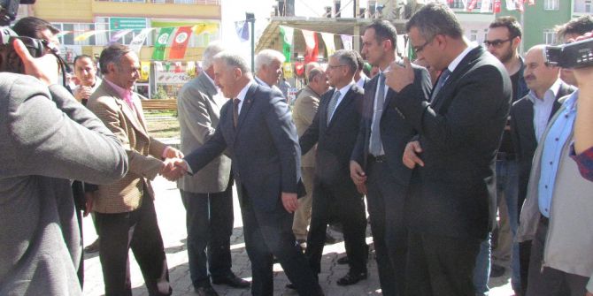 Bakan Arslan, Tuzluca’da Esnaf Ziyaretinde Bulundu