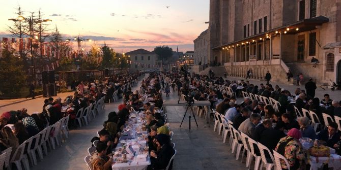 Binlerce Vatandaş Fatih Camii Avlusunda İftar Yaptı