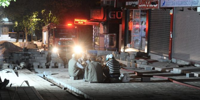 Yangına Aldırmayan İşçiler İtfaiye Işığında Sahur Yaptı