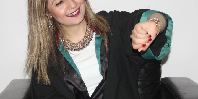 Babasının Trafik Cezasını İptal Ettiren Avukat Kadın, İnternet Dolandırıcısını Da Hapse Mahkum Ettirdi