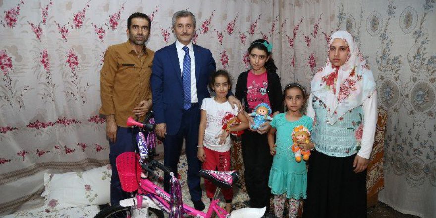 Başkan Tahmazoğlu Demokrasi Meydanı’nda Tanıştığı Aileyi Ziyaret Etti