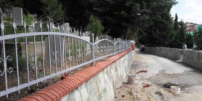 Büyükşehir, Mezarlıklarda Bakım Çalışması Yapıyor