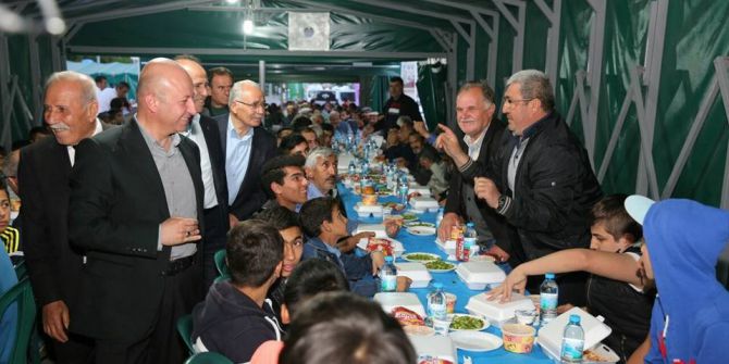 Başkan Çolakbayrakdar Ziya Gökalp Mahallesi Sakinleriyle İftar Açtı