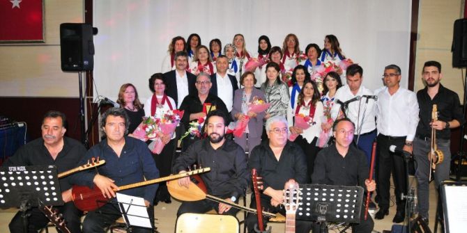 Öğretmenler Korosu Ayakta Alkışlandı