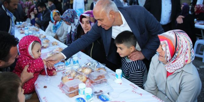 Karaman Belediyesinin İlk İftar Sofrası Atatürk Mahallesi’nde Kuruldu
