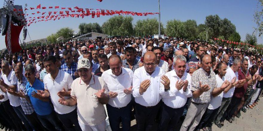Gölbaşı’nda Demokrasi Şehitleri İçin Gıyabi Cenaze Namazı Kılındı