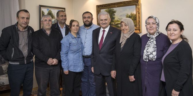 Başbakan Yıldırım Teravih Namazı Sonrası Vatandaşların Çay Davetini Kırmadı