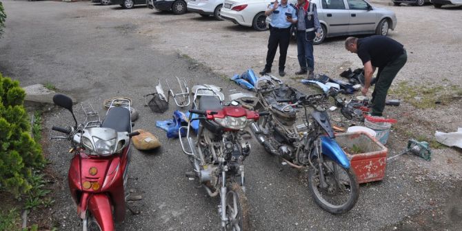 Çaldığı Motosikletleri Parçalarken Yakalandı