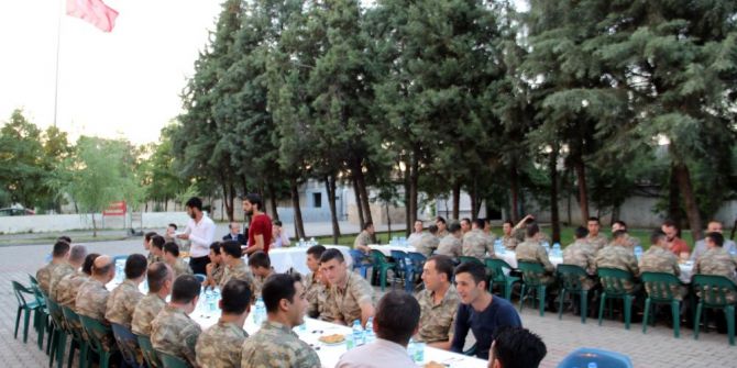 Başkan Özel İftarı Askerlerle Karakolda Açtı