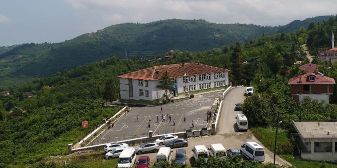 Belediyeden Okul Bahçesine Oyun Parkı