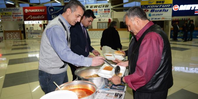 Bozüyük Belediyesi’nden Her Akşam Yolculara Ve Terminal Görevlilerine İftar Yemeği
