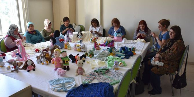Yaptıkları Oyuncak Bebeklerle Ev Ekonomisine Katkı Sağlıyorlar
