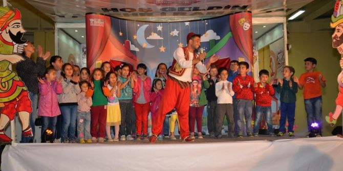 Aileleri İftardayken, Çocuklar Da Oyun Ve Eğlence Alanlarında Gönüllerince Eğleniyor