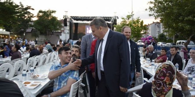 Yunusemre’de İftar Sofrası Kuruldu