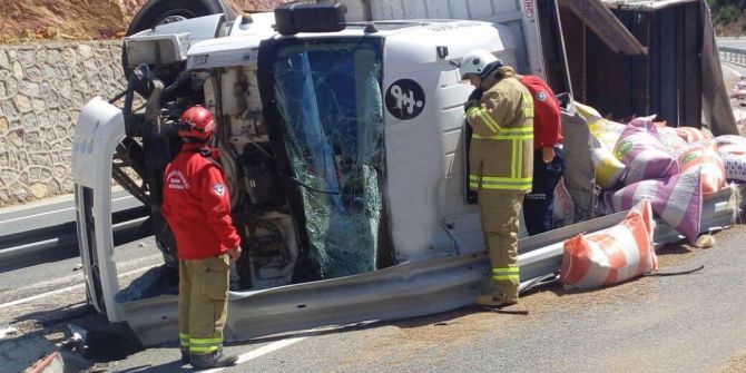 Havran’da Yem Yüklü Kamyon Devrildi: 1 Yaralı