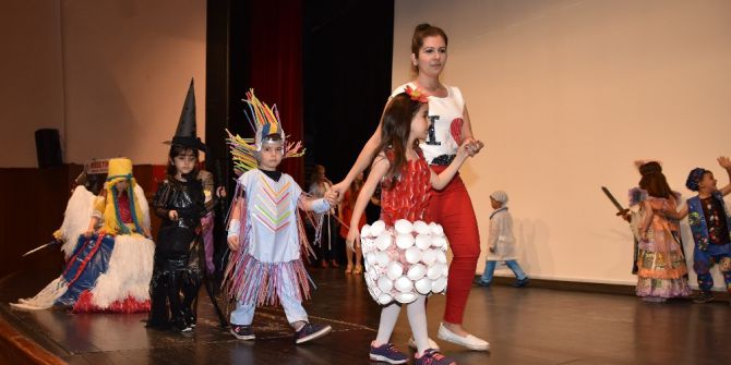 Çevreci Öğrencilerden Atık Defilesi