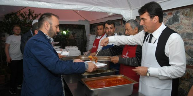 Dündar, Aşevinde Yemek Dağıttı