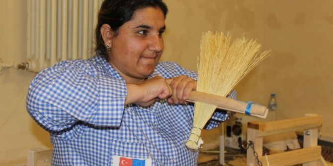 Edirne’nin Meşhur Aynalı Süpürgesi Roman Kadınların Elinde Şekilleniyor