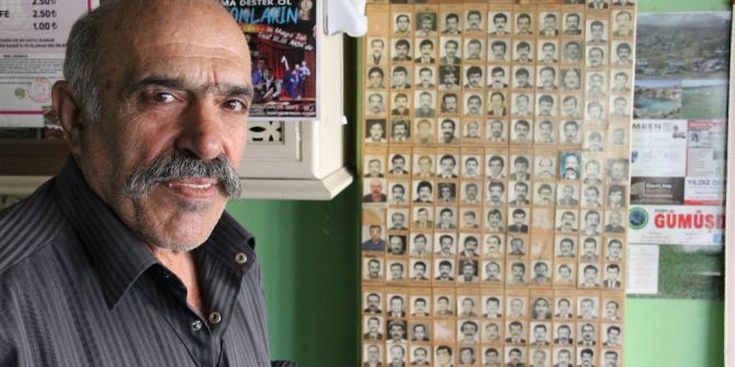 Kıraathane Kültürünü Yaşatırken Hobisini Sürdürüyor