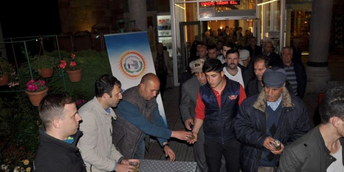 Bozüyük Belediyesi’nden Teravih Sonrasında Limonata İkramı