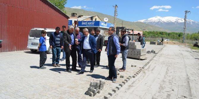 Adilcevaz’da Parke Taşı Döşeme Çalışması