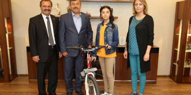 Başkan Karabacak, Türkiye Birincisini Ödüllendirdi