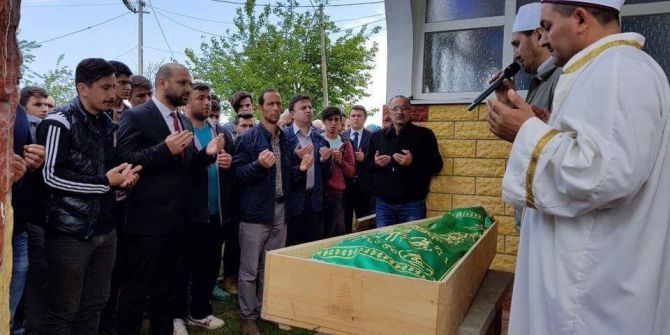 Liseli Genç, Kalbine Yenik Düştü