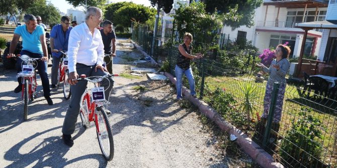 Başkan Tarhan Ve Daire Müdürleri, Vatandaşın Ayağına Bisikletle Gidiyor