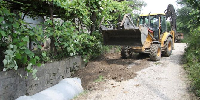 Akyazı Türbe Sokakta Yağmur Suları Kontrol Altında