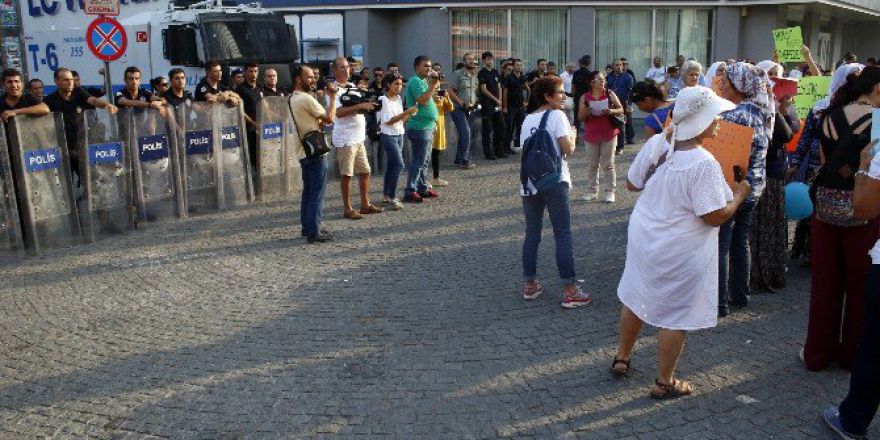 Antalya’da Hdp’li Kadınlardan Darbe Eylemi