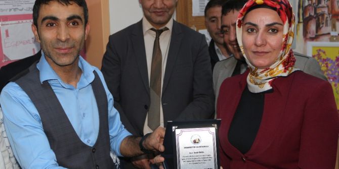 Ağrı’da Öğrencilerden Yıl Sonu Resim Sergisi