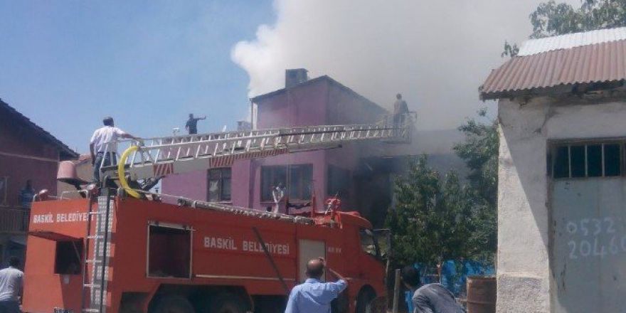 Baskil’de Çatı Yangını