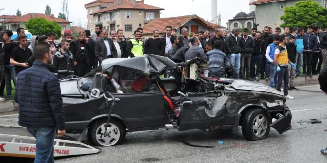 Otomobil Kırmızı Işıkta Bekleyen Tıra Çarptı: 2 Ölü, 2 Yaralı