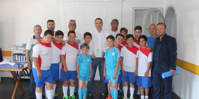 Armutçuk Gençlik Spor Kulübü’nden Başkan Gençer’e Plaket