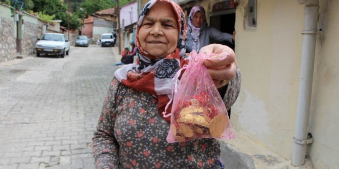 Yaşlı Kadını ’Oğlun Gözaltına Alınacak’ Diye Dolandırdılar