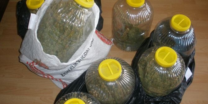 Özel Harekat Kapıları Kırdı, "Şans" Uyuşturucuları Buldu