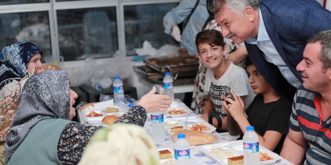 Seyhan’da Her Gün Bir Mahallede İftar Sofrası Kuruluyor