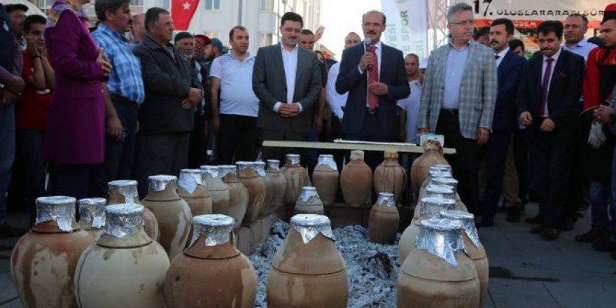 Yozgat Sürmeli Kültür Ve Sanat Etkinliklerinde Vatandaşa Testi Kebabı İkram Edildi