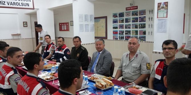 Kaymakam Duru, Askerlerle İftar Açtı