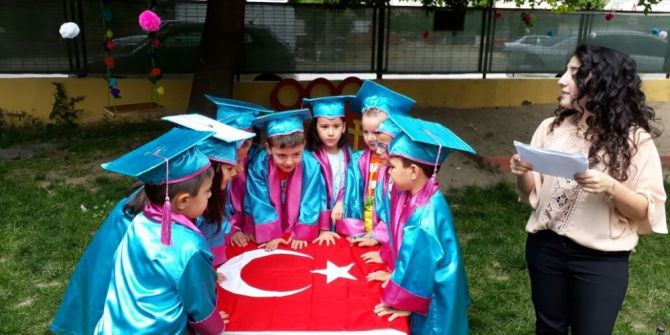 Burhaniyeli Miniklerin Mezuniyet Sevinci