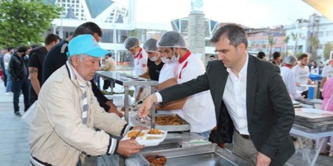 İftar Yemeklerini Başkan Yemenici Dağıttı