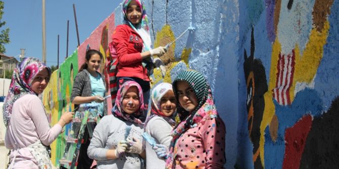 Bir Yılın Stresini Duvarları Boyayarak Atıyorlar