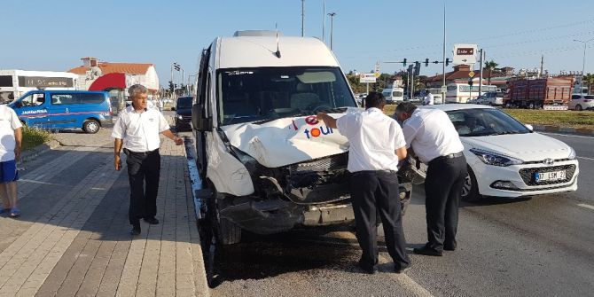 Antalya’da Trafik Kazası: 5’i Rus Turist 6 Yaralı