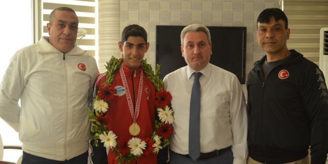 Şampiyon Boksörü Ödüllendirdi