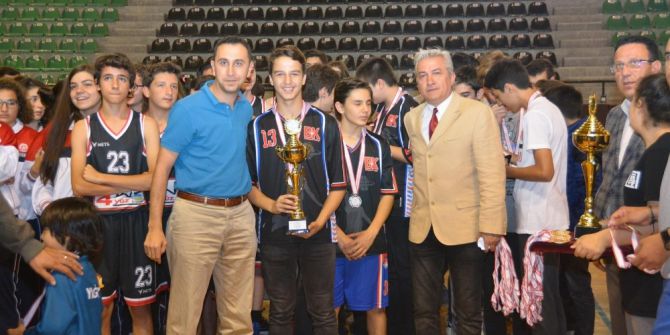 Basketbolda Şampiyonlar Kupalarını Aldı
