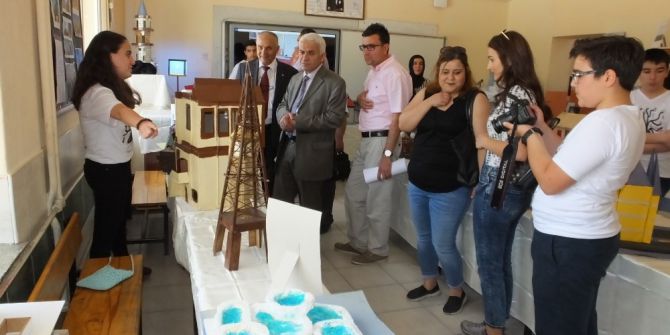 Burhaniye’de Nadir Tolun Ortaokulu’nda Bilim Ve Sanat Sergisi Açıldı