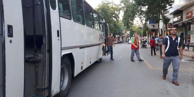 Yol Ortasında İşçi İndiren Otobüsler Kazaya Davetiye Çıkarıyor