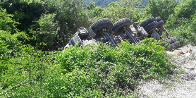 Hanönü’nde Çakıl Yüklü Kamyon Devrildi