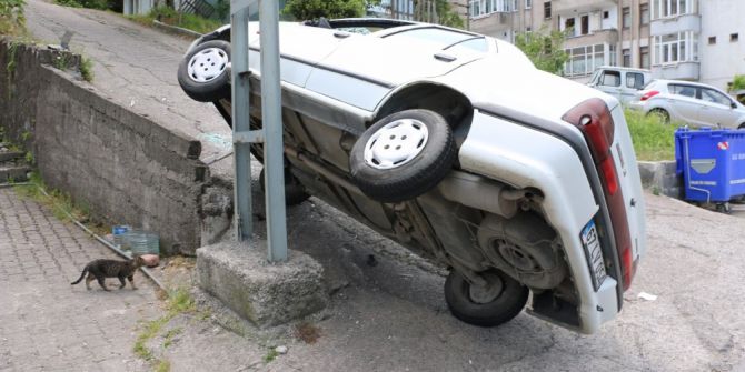 Otomobil Elektrik Direğinin Üzerine Yan Yattı