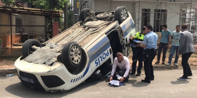 Kaza Yapan Polis Aracı Ters Döndü